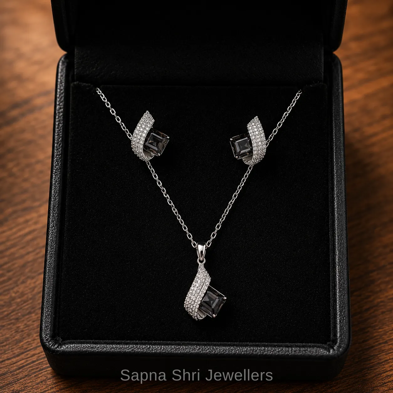 Stylish Women's Silver Chain Pendant Set thumbnail 4