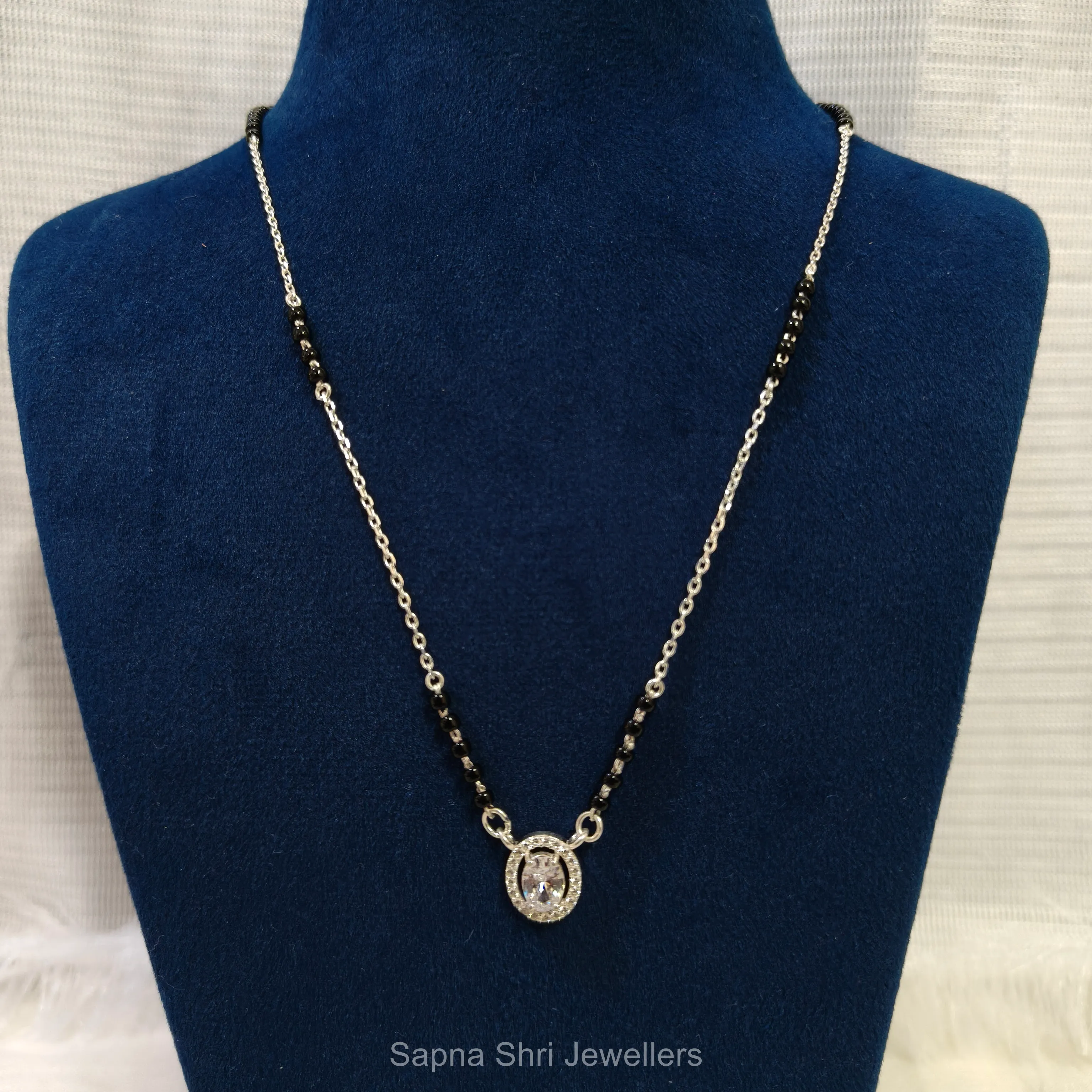 Solitaire Halo Mangalsutra thumbnail 4