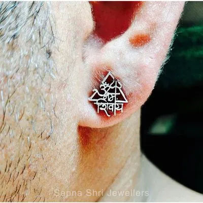 Mantra Pyramid Stud