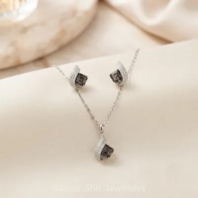 Stylish Women's Silver Chain Pendant Set